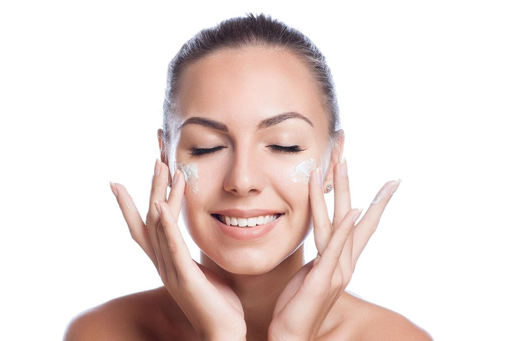 6 bước mát xa cho da mặt luôn căng mịn đơn giản