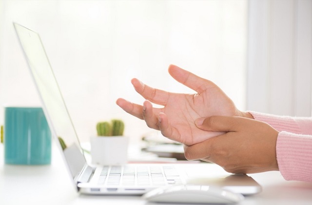8 cách phòng ngừa và trị chứng chuột rút ở tay