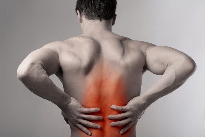 đau lưng không cúi được do chấn thương