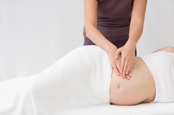 bà bầu đau lưng có nên đấm lưng