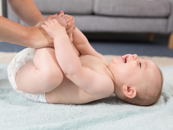 bài massage bụng cho trẻ sơ sinh
