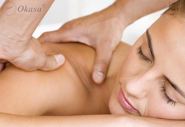 Bài massage kéo giãn điều trị chứng đau cứng vai