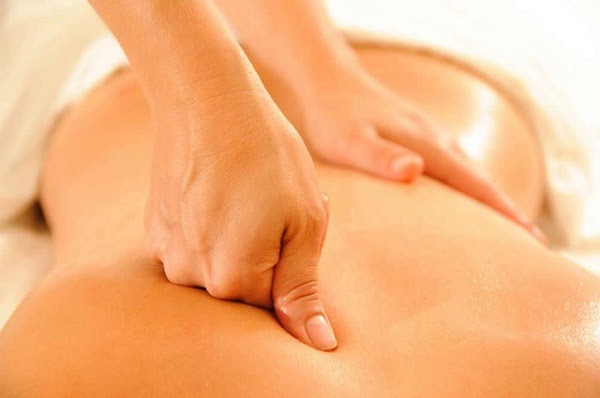 Mát xa bấm huyệt lưng có thể áp dụng tại nhà và ghế massage tại gia