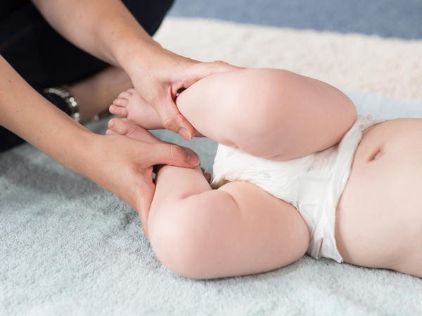 bài mát xa bụng cho trẻ sơ sinh