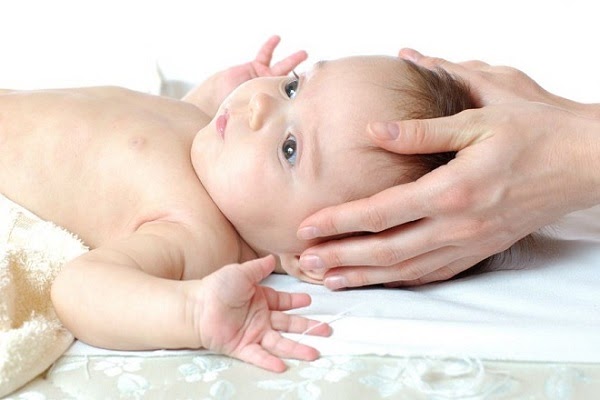 bài mát xa cho trẻ 4 tháng tuổi