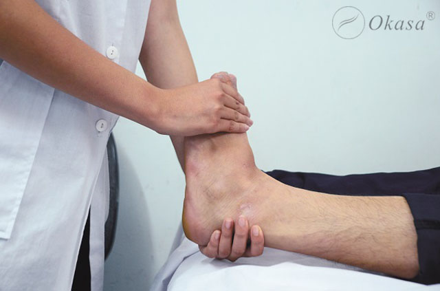 Cách massage bấm huyệt cho người bong gân