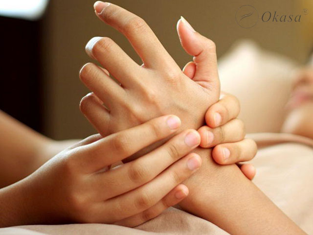 Cách massage bấm huyệt giảm đau tay