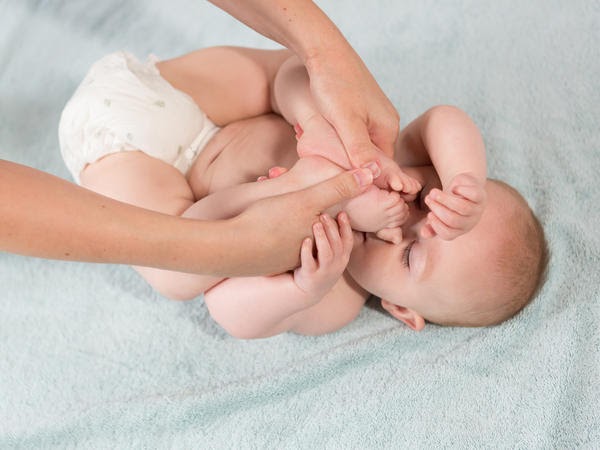 cách massage bụng cho trẻ sơ sinh