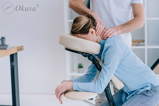 Cách massage cổ trong tư thế ngồi