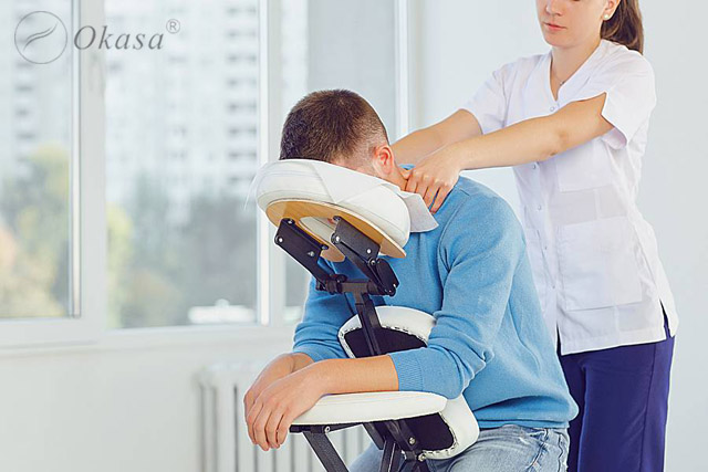 Cách massage cổ trong tư thế ngồi