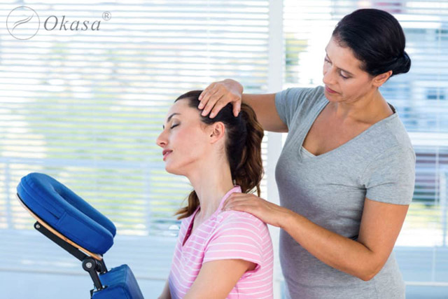Cách massage cổ trong tư thế ngồi