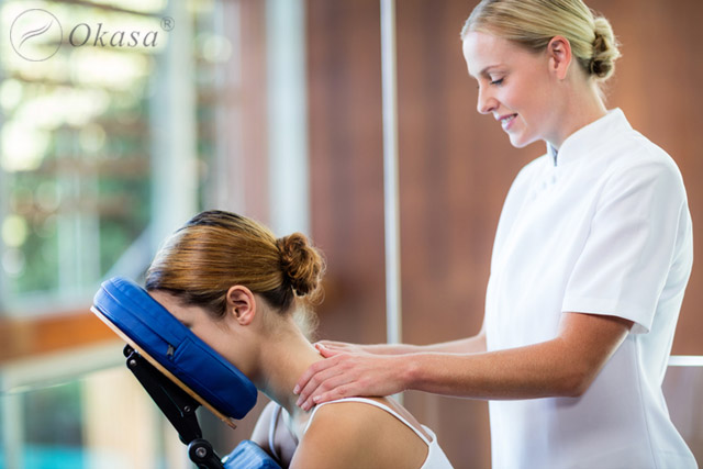 Cách massage cổ trong tư thế ngồi