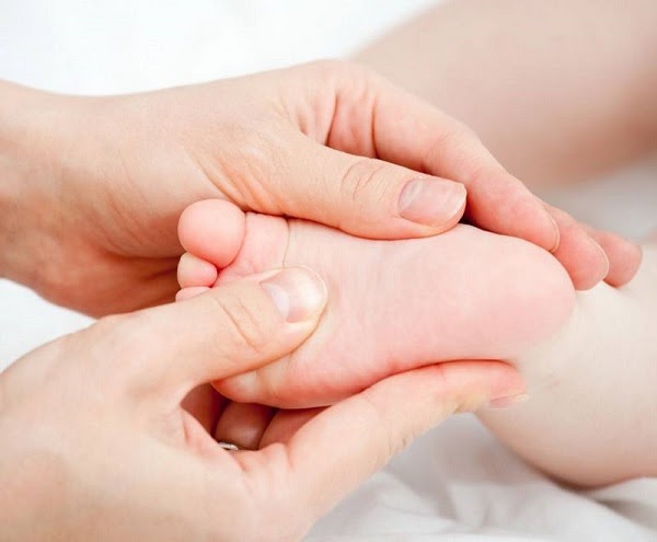 cách massage lòng bàn chân cho bé