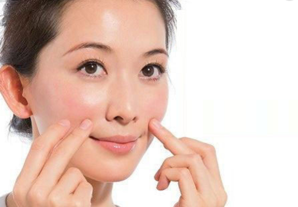 massage xóa nếp nhăn quanh miệng