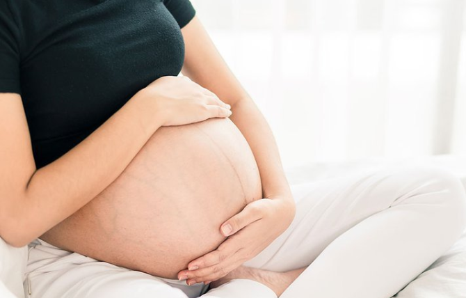 Chân bị sưng nhưng không đau có thể do mang thai