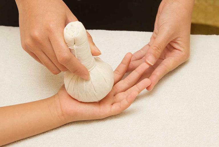 Chườm đá để giảm Đau nhức cánh tay trái