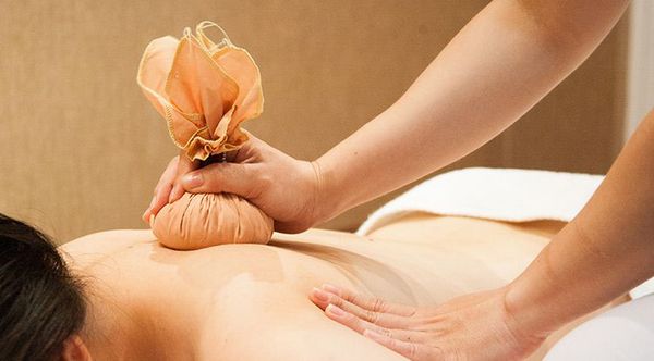 Chườm nóng giúp giảm đau lưng cấp
