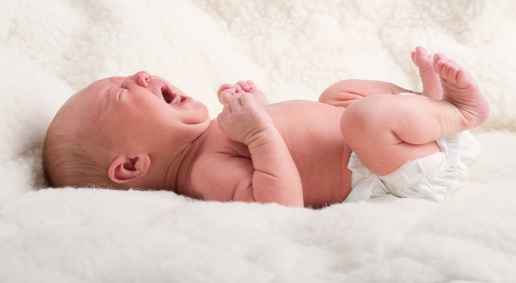 đầu trẻ sơ sinh bị lõm phía sau