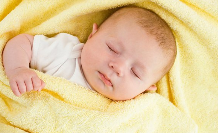 đầu trẻ sơ sinh bị lõm phía sau