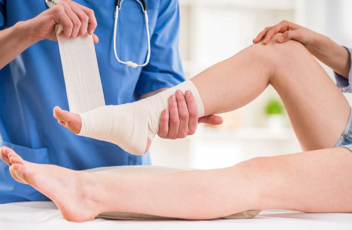 Thoái hóa khớp cổ chân: Cách phòng ngừa và điều trị