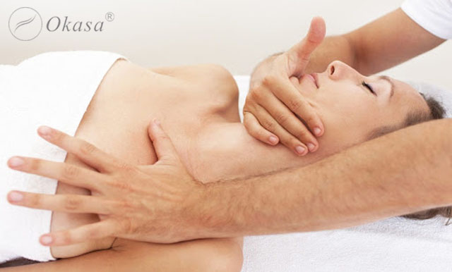 Hướng dẫn massage cho cổ ở tư thế nằm ngửa