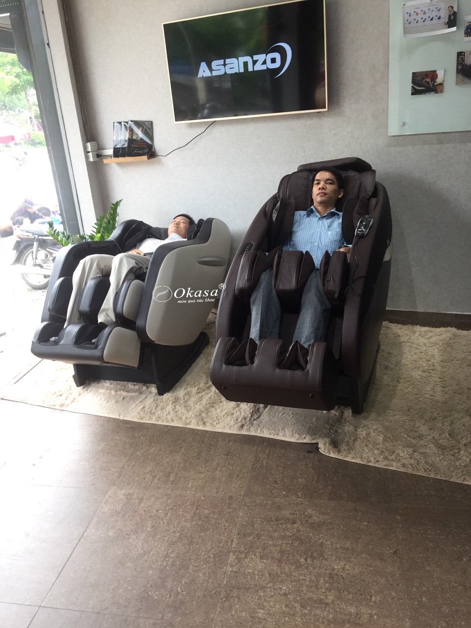Ghế massage trưng bày tại các showroom để khách hàng trải nghiệm tại Okasa