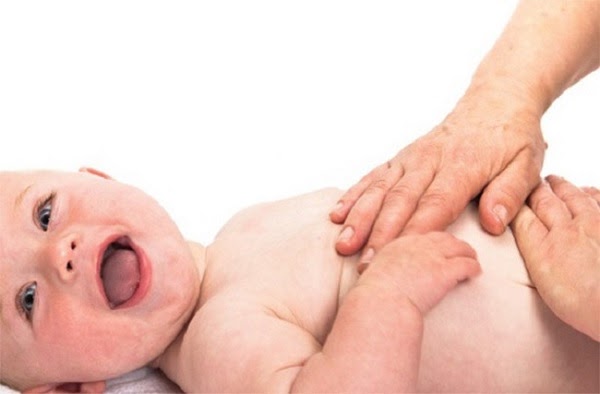 Bài mát xa bụng giảm đầy hơi cho trẻ sơ sinh