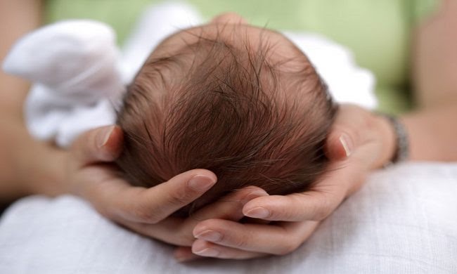 massage đầu cho trẻ sơ sinh