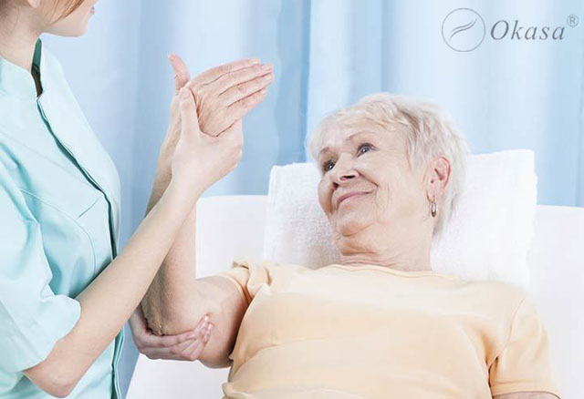 Massage giảm đau nhức cho người già