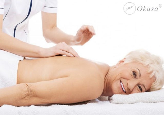 Massage giảm đau nhức cho người già
