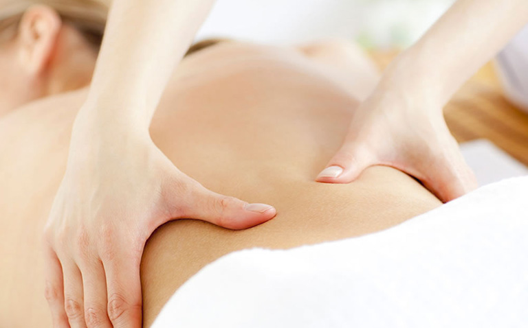 Massage giúp đau lưng cấp
