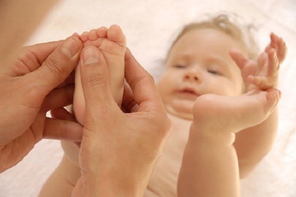 massage lòng bàn chân cho bé có tác dụng gì