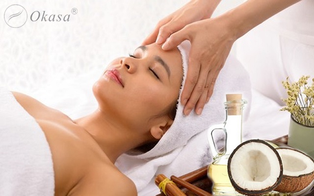 Massage mặt với dầu dừa để sở hữu làn da căng mịn và trắng hồng