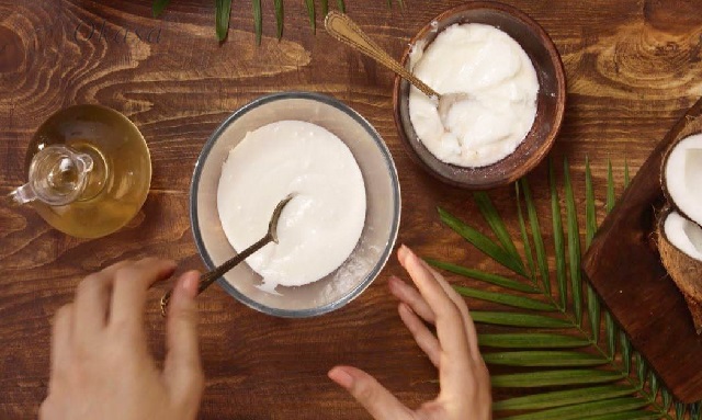 Massage mặt với dầu dừa để sở hữu làn da căng mịn và trắng hồng