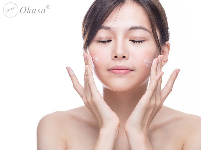 Massage mặt với dầu dừa để sở hữu làn da sáng đẹp tự nhiên