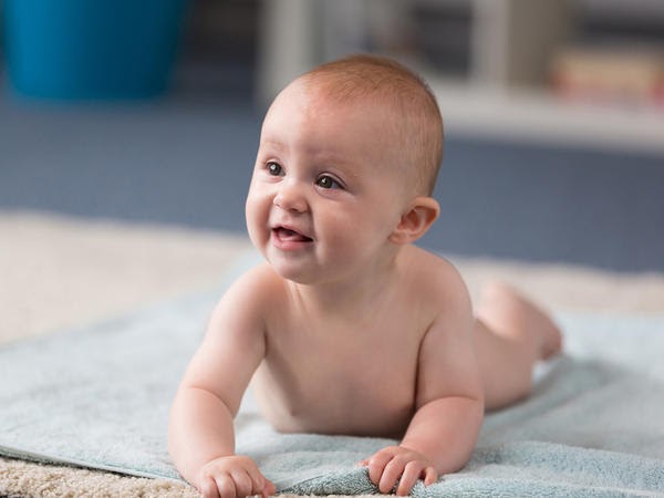 mát xa bụng cho trẻ sơ sinh