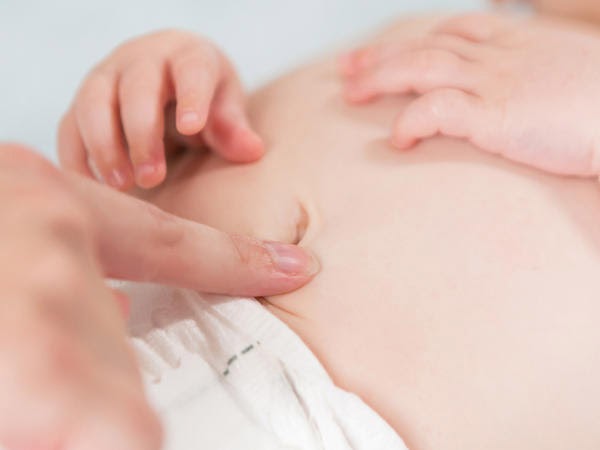 mát xa bụng giảm đầy hơi cho trẻ sơ sinh