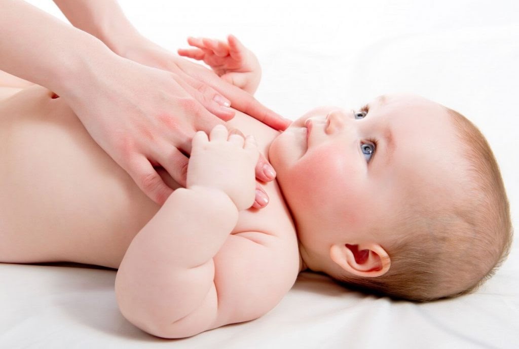 mát xa cho bé sơ sinh bằng dầu gì thì tốt