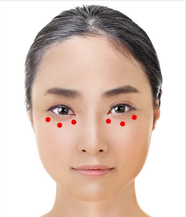 mát xa giảm nếp nhăn vùng mắt - trẻ hóa vùng da dưới mắt