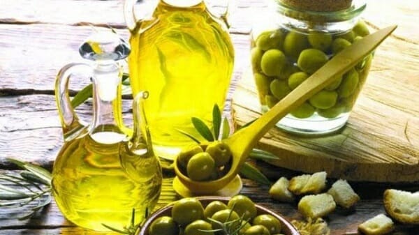 nên mát xa cho bé sơ sinh bằng dầu gì