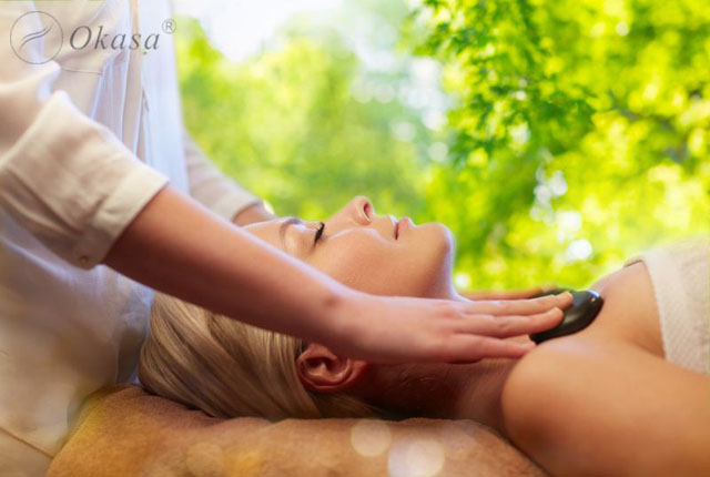 Những lợi ích và bất cập của massage đá nóng