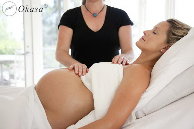 Massage trị liệu giúp bà bầu giảm phù nề chân trong thai kì
