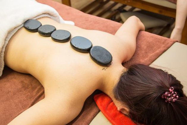 Phương pháp massage bằng đá nóng có lợi cho sức khỏe