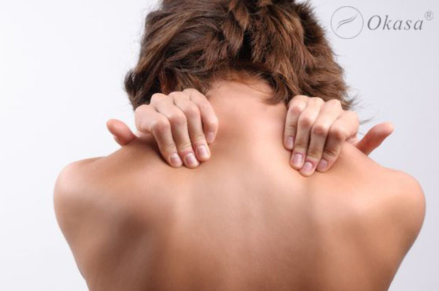 Tự bấm huyệt xoa bóp tại nhà hỗ trợ điều trị đau vai gáy